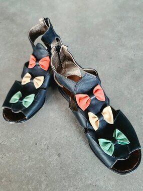 Women's Laser Cut Strappy Sandals w/back zipper/Red/Yellow/Green Bows Sz 6M